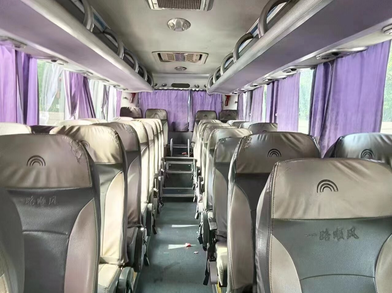 Used Passenger Bus Youngtong Bus ZK6908 Manual Transmission 39 Seats 2016 Year Long Distance