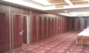 China Acoustic Fabric Commercial Operable Partition Walls 6m Height factory