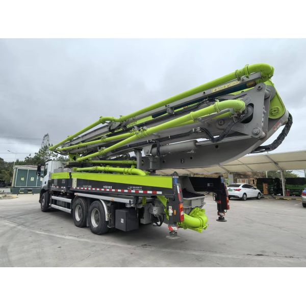 2023 Used Zoomlion 52m Concrete Pump Truck with Mercedes Benz truck