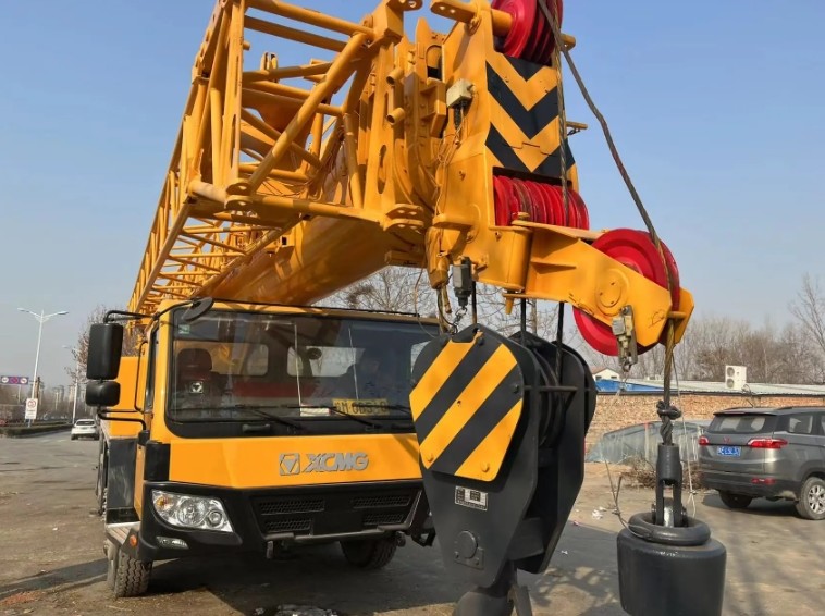 used xcmg 70ton mobile truck crane original xcmg QY70K QY70K-I QY70KC 70ton truck crane for sale good condition