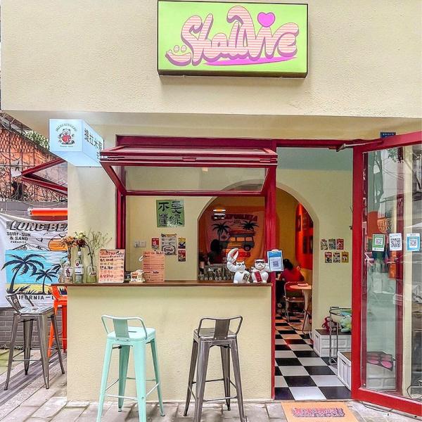 Season-Adaptive Folding Window Positioning to Maximize Solar Heat Gain in Winter and Shade During Summer