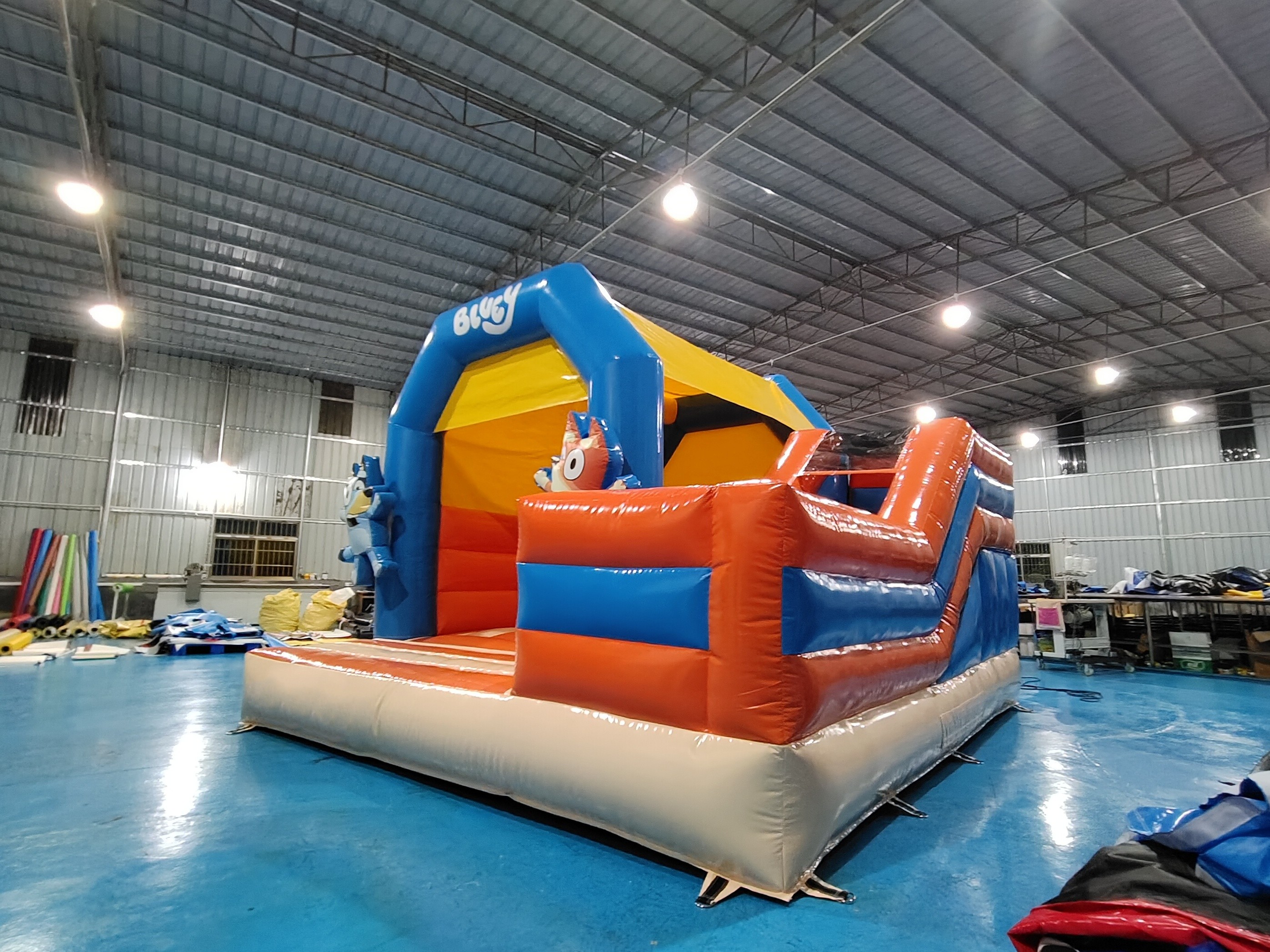 Puncture Resistant Childrens Bouncy Castle With Slide Dogs Cartoon Theme
