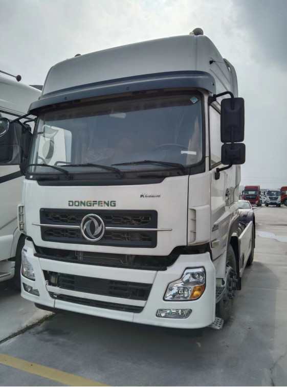 Used Tractor Trucks Euro 5 DONGFNEG 4X2 Drive Mode Tractor Head 465hp Total Traction Mass 30 Tons LHD