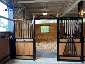 China 12ft Solid Horse Stalls Horse Stables Panels Fronts With Bamboo Wood And Sliding Door factory