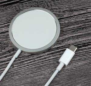 China 1M Cable 15W Type C Port Qi Wireless Magsafe Charger For iPhone factory