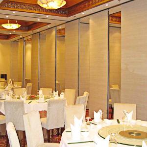 China Folding Removable Sliding Wheels Soundproof Partition Wall Materials For Classroom factory
