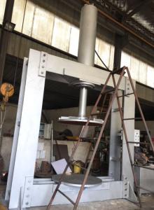 China Heavy Duty 400 Ton Forklift Tyre Press Machine For Solid Tire Loading / Unloading factory