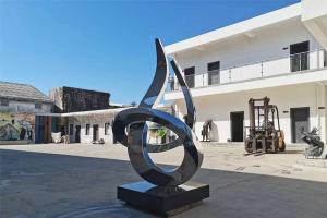 China 2M Modern Stainless Steel Mirror Polished Garden Sculpture factory