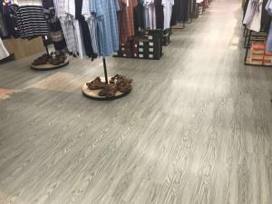 China 2mm LVT Flooring Slip Resistance Wood Grain Luxury Vinyl Plank Flooring Adhesive factory
