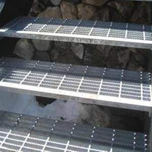 China Safety Q235 Silver Color 2mm Galvanized Steel Grating For Stair Tread factory