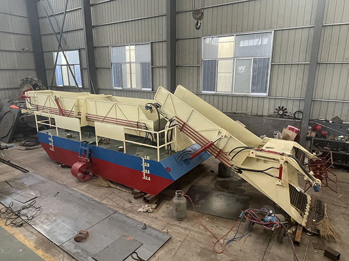 8CBM 80kw Eco Harvester Are Used To Collect And Clean River Water Plants