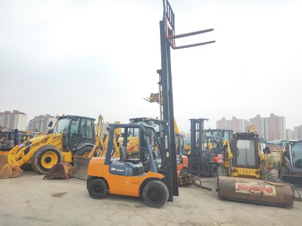 Used Popular Brand Toyota 3 Ton Forklift Fd30 Fd50 Fd100 Made in Japan on