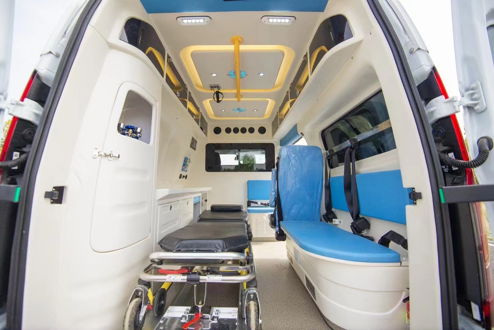 Diesel Ford Monitor Medical Ambulance Vehicle 3495KG
