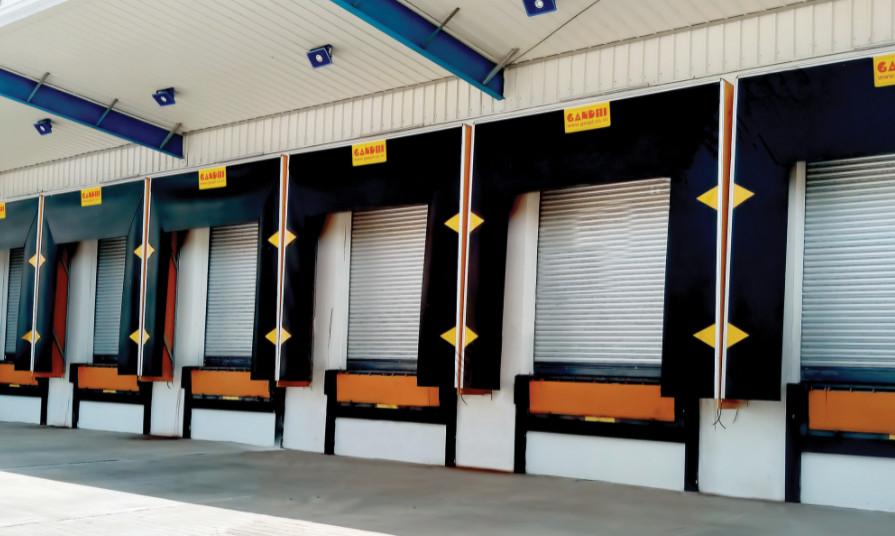China Lightweight Inflatable Dock Shelter With Galvanized Steel Liner  Weather Resistance factory