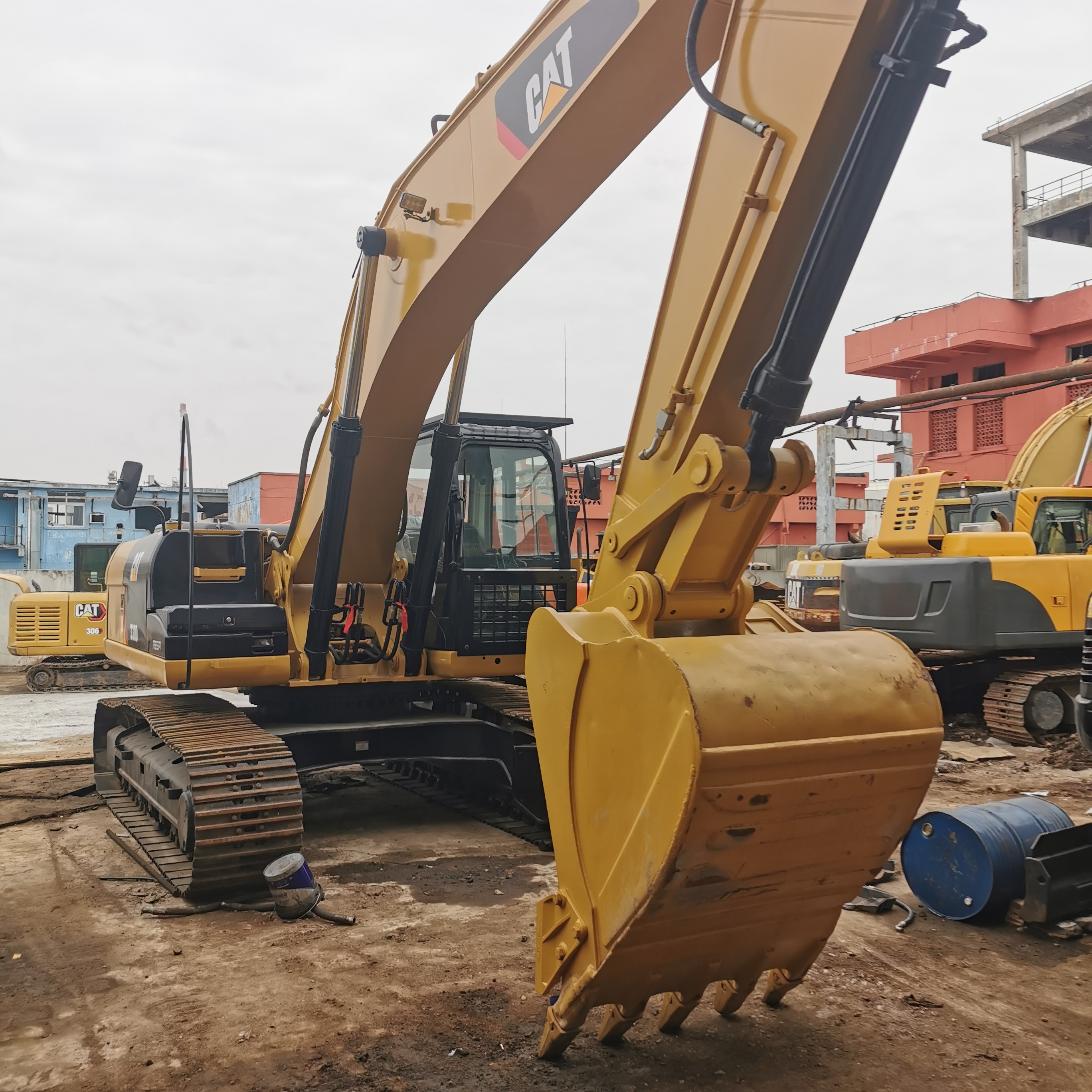 Low Working Hours Cat330D 30 Ton Big Crawler Excavator with Original Hydraulic Valve