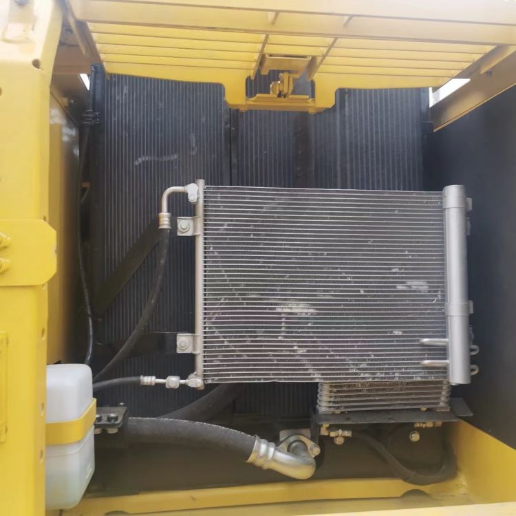 Good Condition 22 Ton Used Komatsu PC220 Excavator in Japan 1 m3 Bucket 110 KW Power