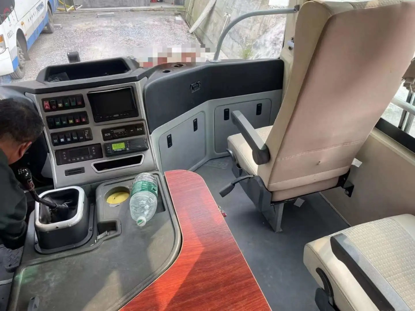 Second Hand Bus 30 Seats External Swinging Door Sliding Window Front Engine Used Yutong Bus ZK6752D