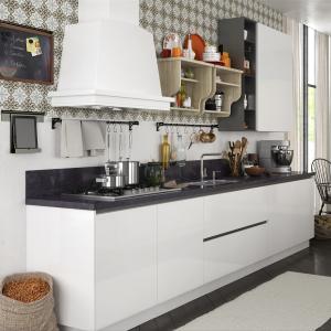 China Lacquer Finished Soft Closing Classical Style RTA Kitchen Cabinet For House Vila factory