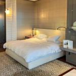 Luxury Hotel Bedroom Furniture King Size Solid Ash Bed Customized