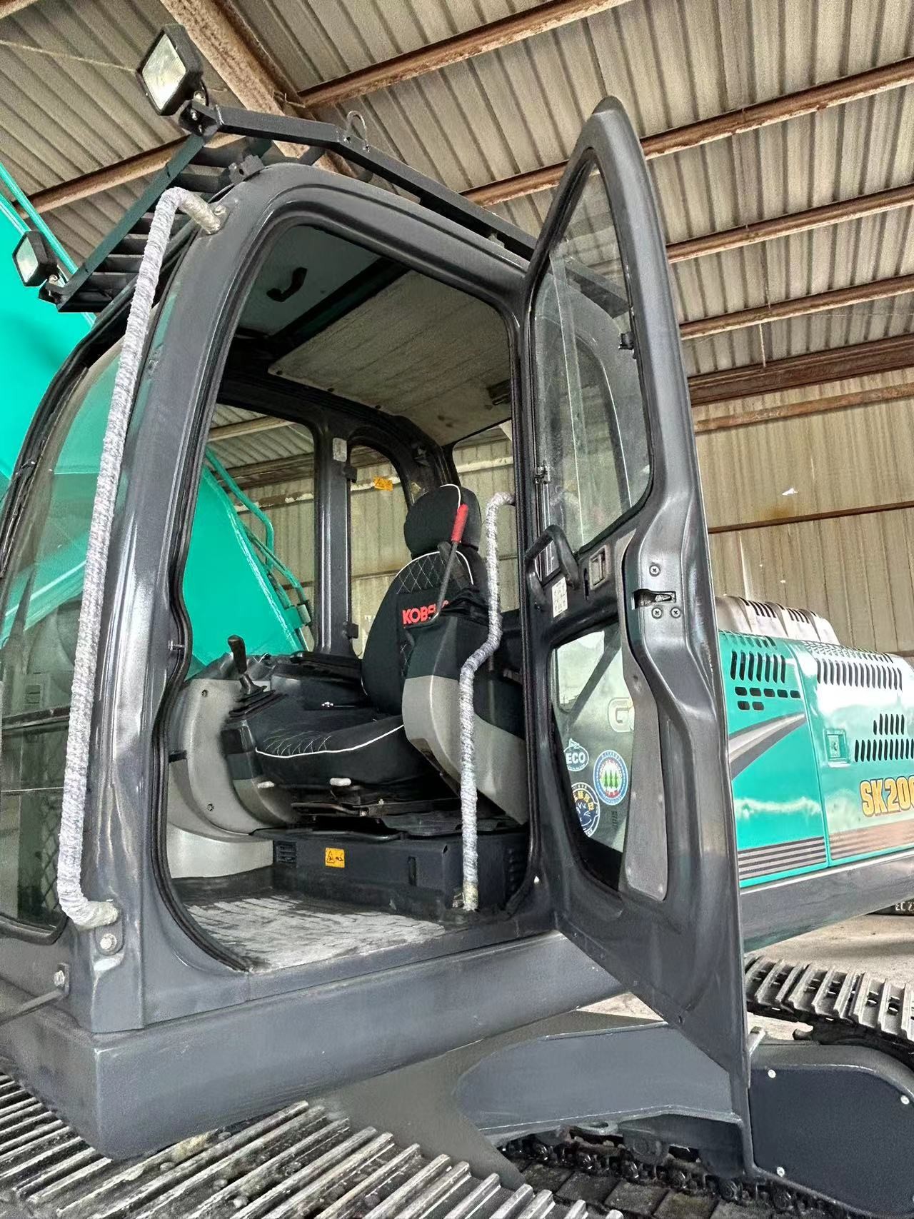 Kobelco SK200D Used Excavators 20 Ton Tracked Earth Moving Machine