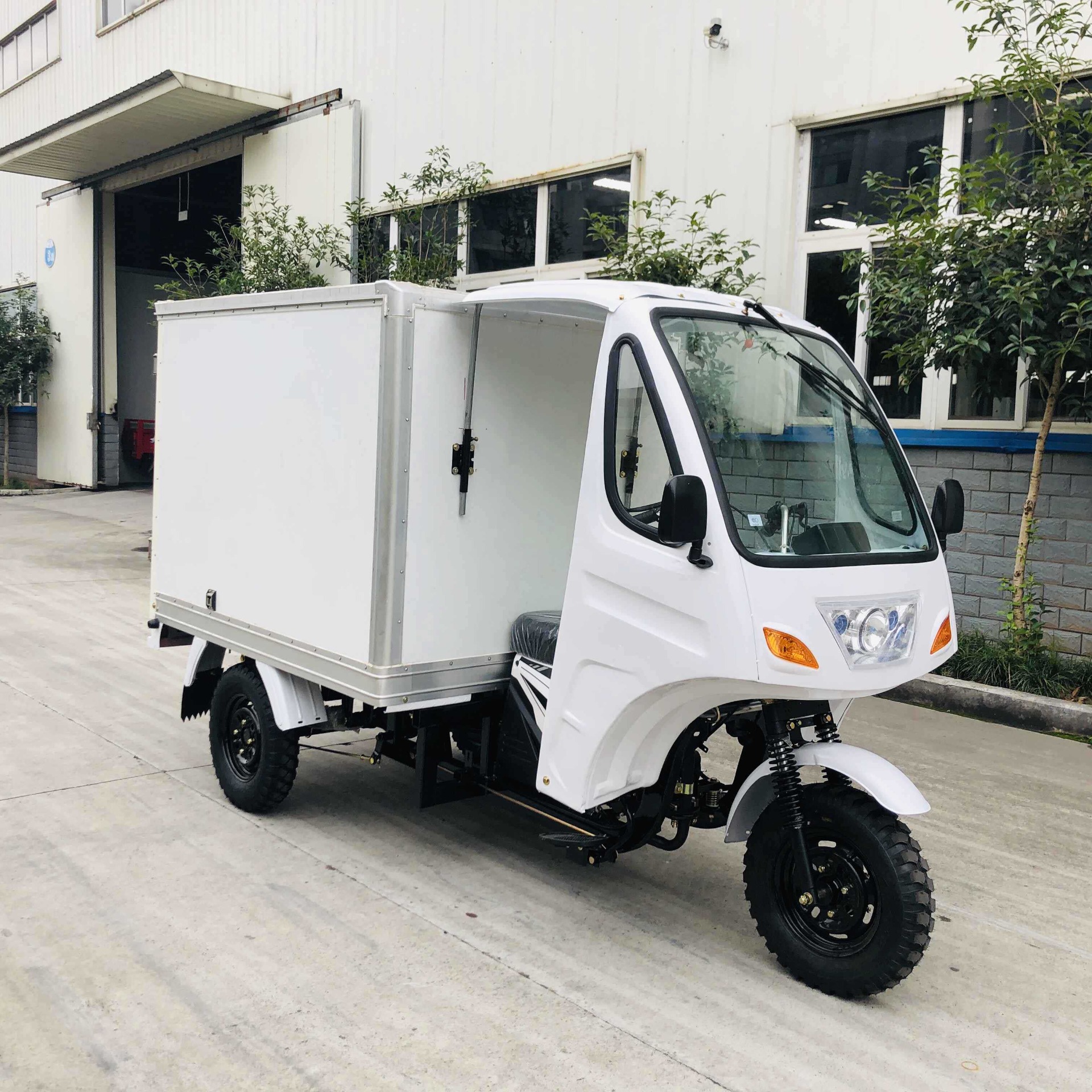 DAYANG Box Cargo Tricycle Longer Five Wheel Design with White Lifan Body and 800W Power