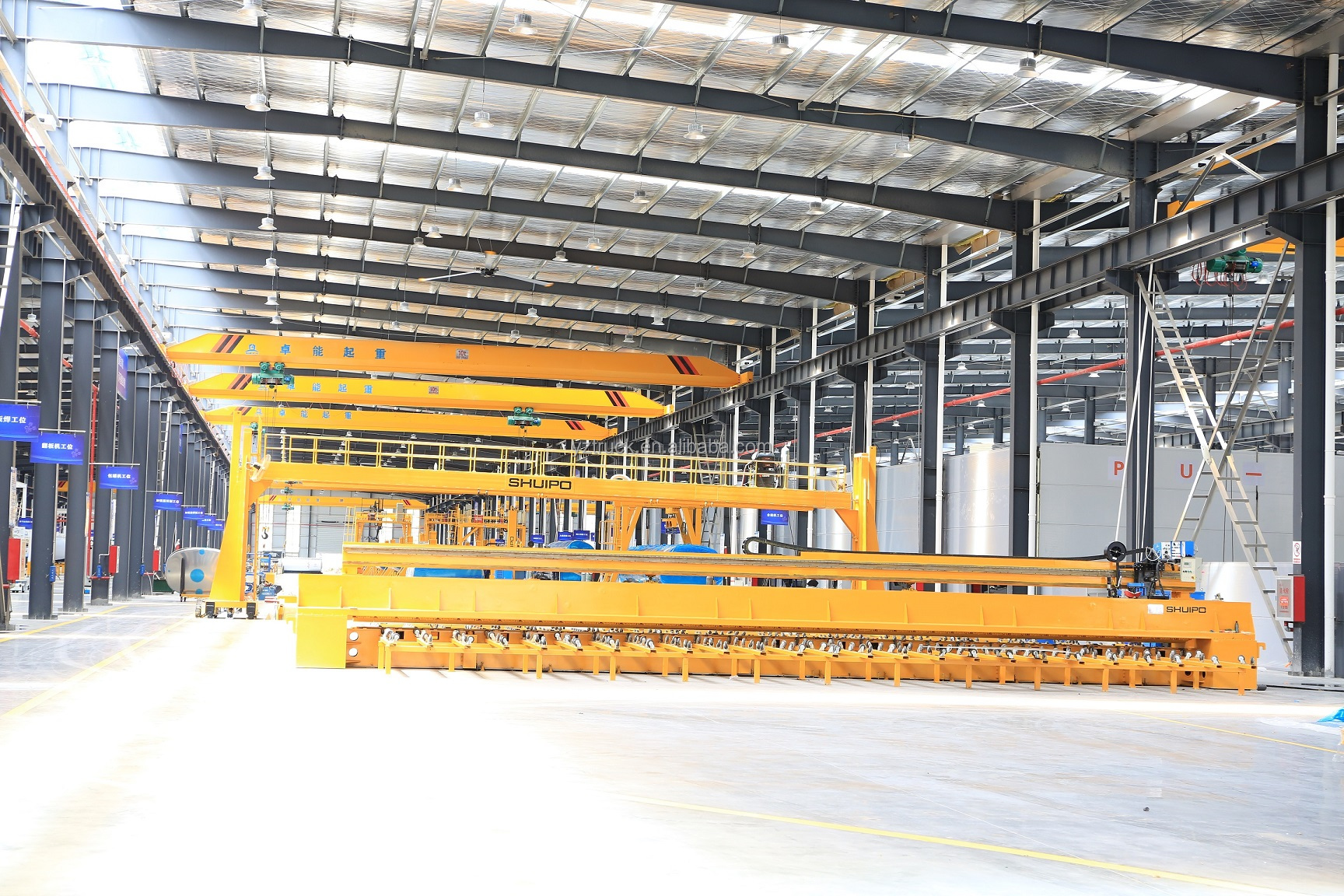 Electric Fuel Type Dongfeng Cargo Trucks with 4200X2100X2100 mm Cargo Tank Dimension