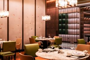 China Varnish Finished Hotel Restaurant Furniture Featuring Various Shapes and Modern Style factory