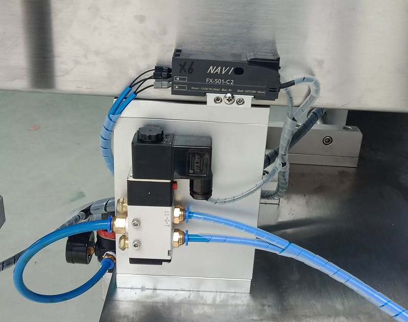 Condition Electric Driven Type Double Sides Flat Bottle Labeling Machine with Pric
