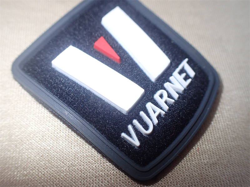 OEM 3D Clothing Label Micro Injection Badge Custom Logo On Fiber