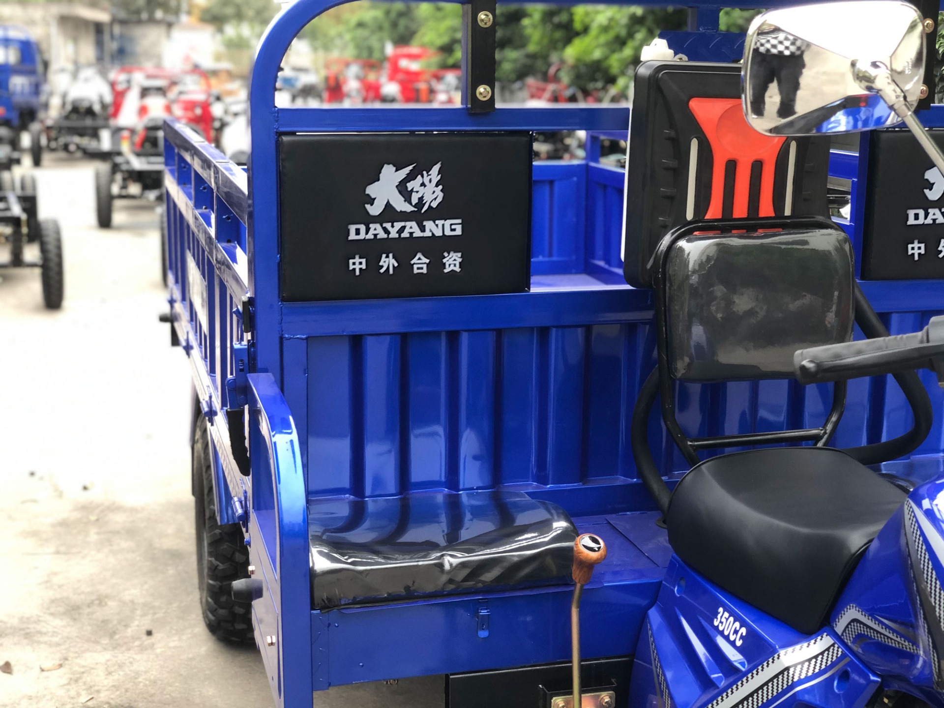 350cc Red Hanhu Cargo Tricycle 5 Wheels and from Dayang for Large Cargo Transportation