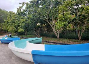 China Multi Lane Type Spiral Fiberglass Water Slides Customized factory