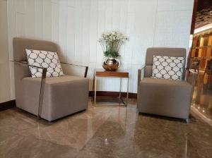 China 304 Hotel Lobby Furniture SS Frame Sofa 700mm With Tea Table factory