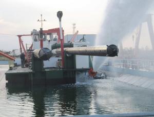 China 700mm Cutter Head Sand Mining Dredgers with Anchoring Booms Sand Dredging from Lake factory