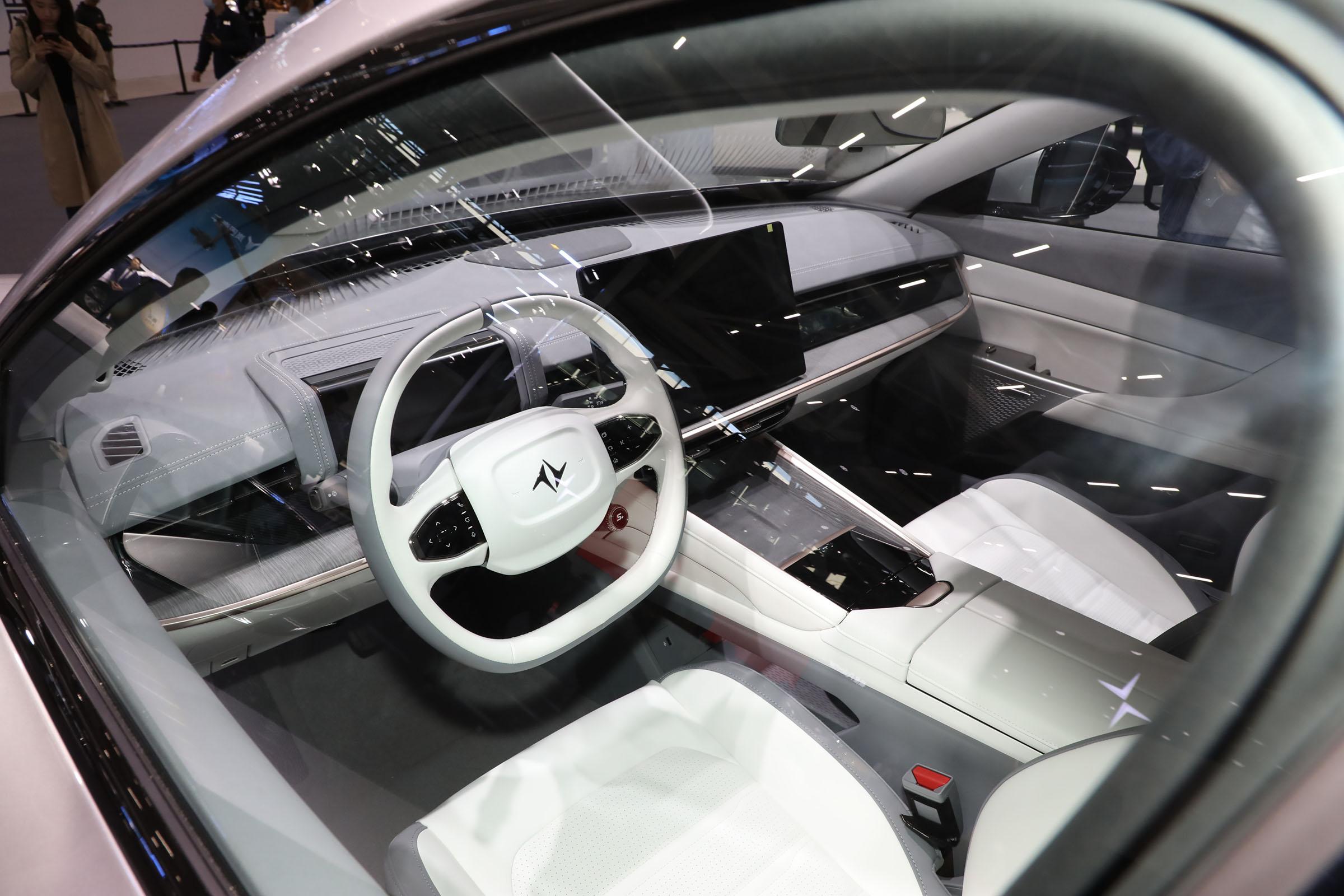 400KW Endurance Fashionable Dongfeng Yipai 007 Energy Hatchback Sports Car with 2915mm Wheelbase and Max Speed of 180 Km/h