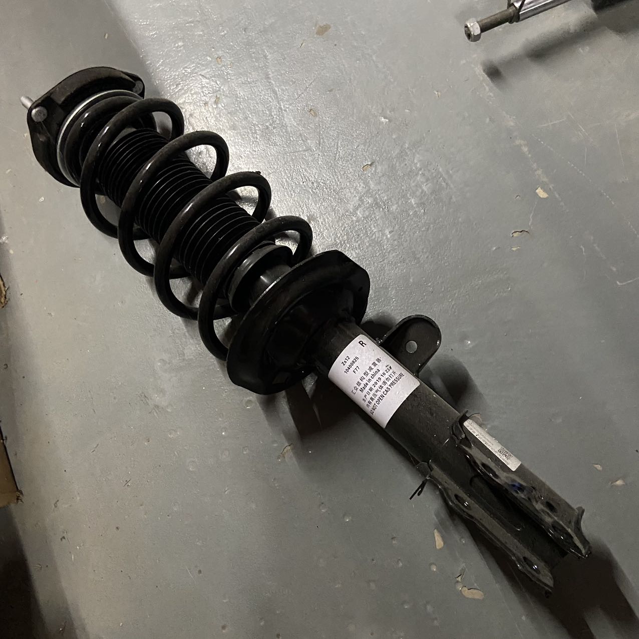 SAIC MG ZS Front Right Shock Absorber Assembly Auto Suspension OE 10242085 Rubber Steel