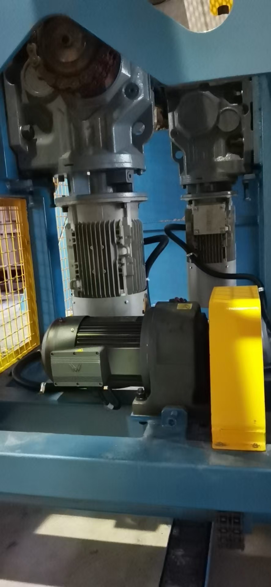 rotomolding machine,water tank making machine ,shuttle rotomolding machine，Automatic plastic molding machine，Oven type plastic rolling machine