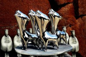 China Home Decor Modern Stainless Steel Animal Sculpture Laughing Dog Mirror Polished factory
