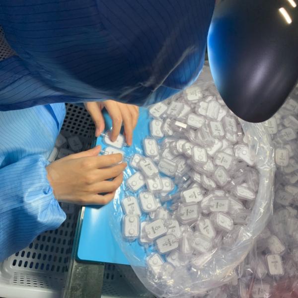 Medical Double Deck Square in-line intravenous filter Liquid Filtration And Automatic Air Venting