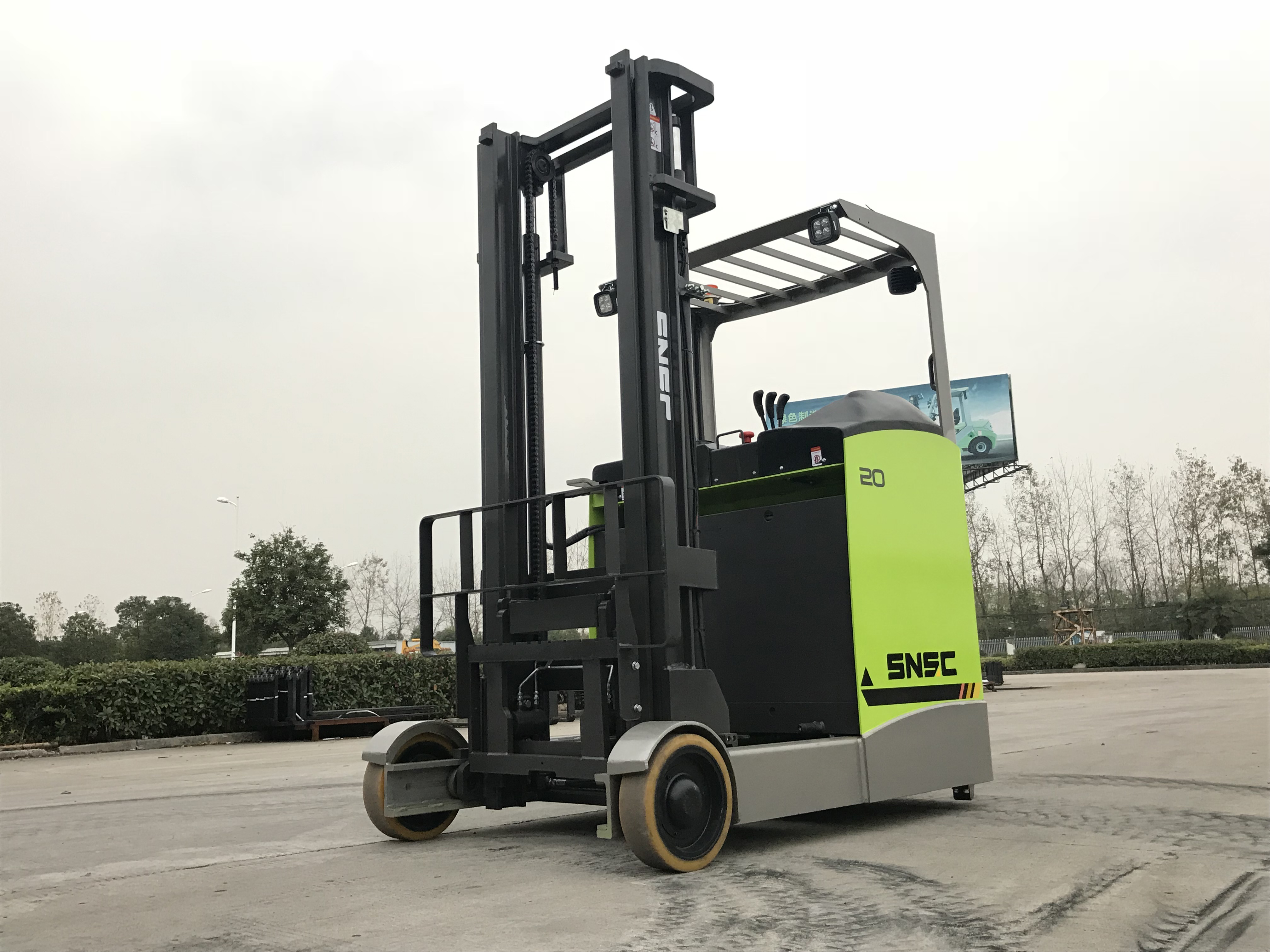 Convenient Monta Cargas Li-ion Battery Electric Reach Truck with Battery Charger