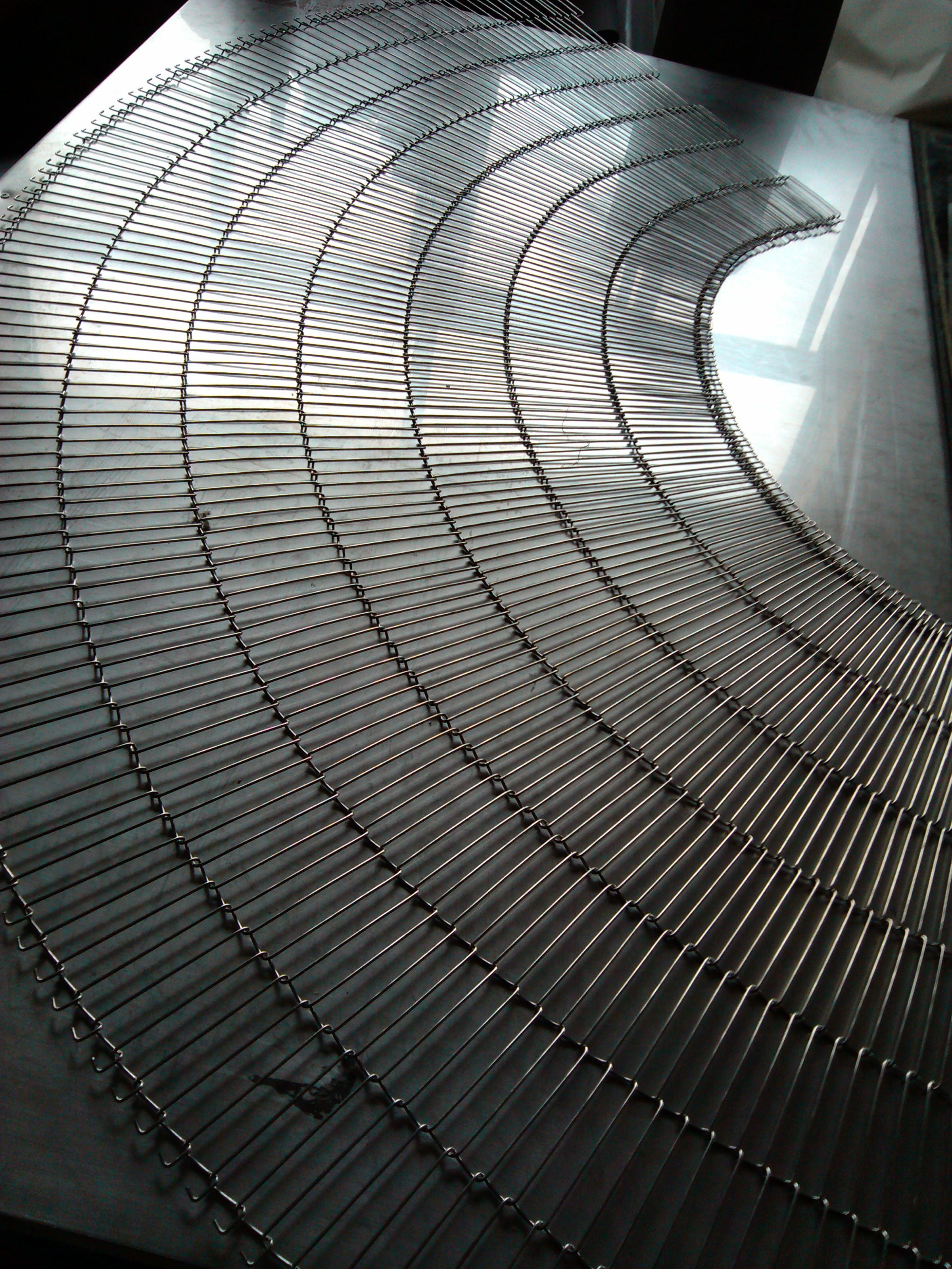SS304 Flat Flex Conveyor Wire Belt 2.5mm Diameter For Food Delivery