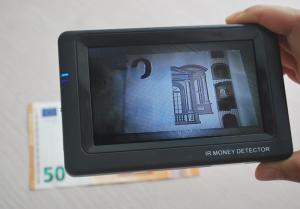 China Mini Portable UV Counterfeit Money Detector factory