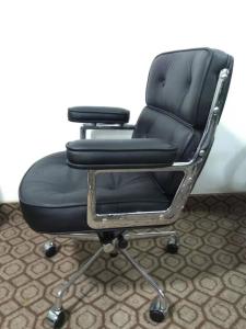 China Commercial Furniture Ergonomic Office Chair Mid Century Design With Thick Pad Armrest factory