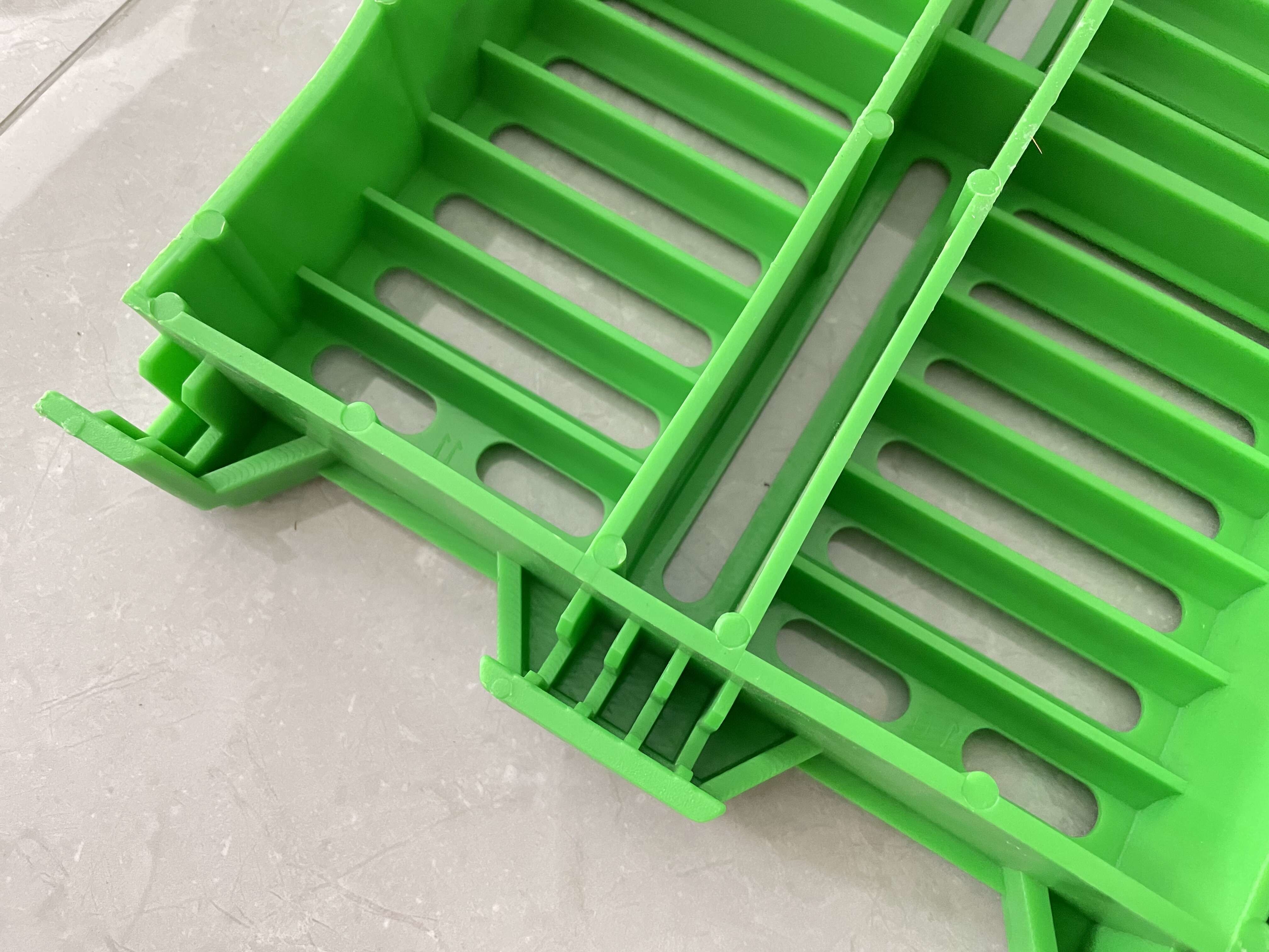 Reinforced Plastic Slatted Floor 300kg Capacity Piglets Goat Farm Flooring