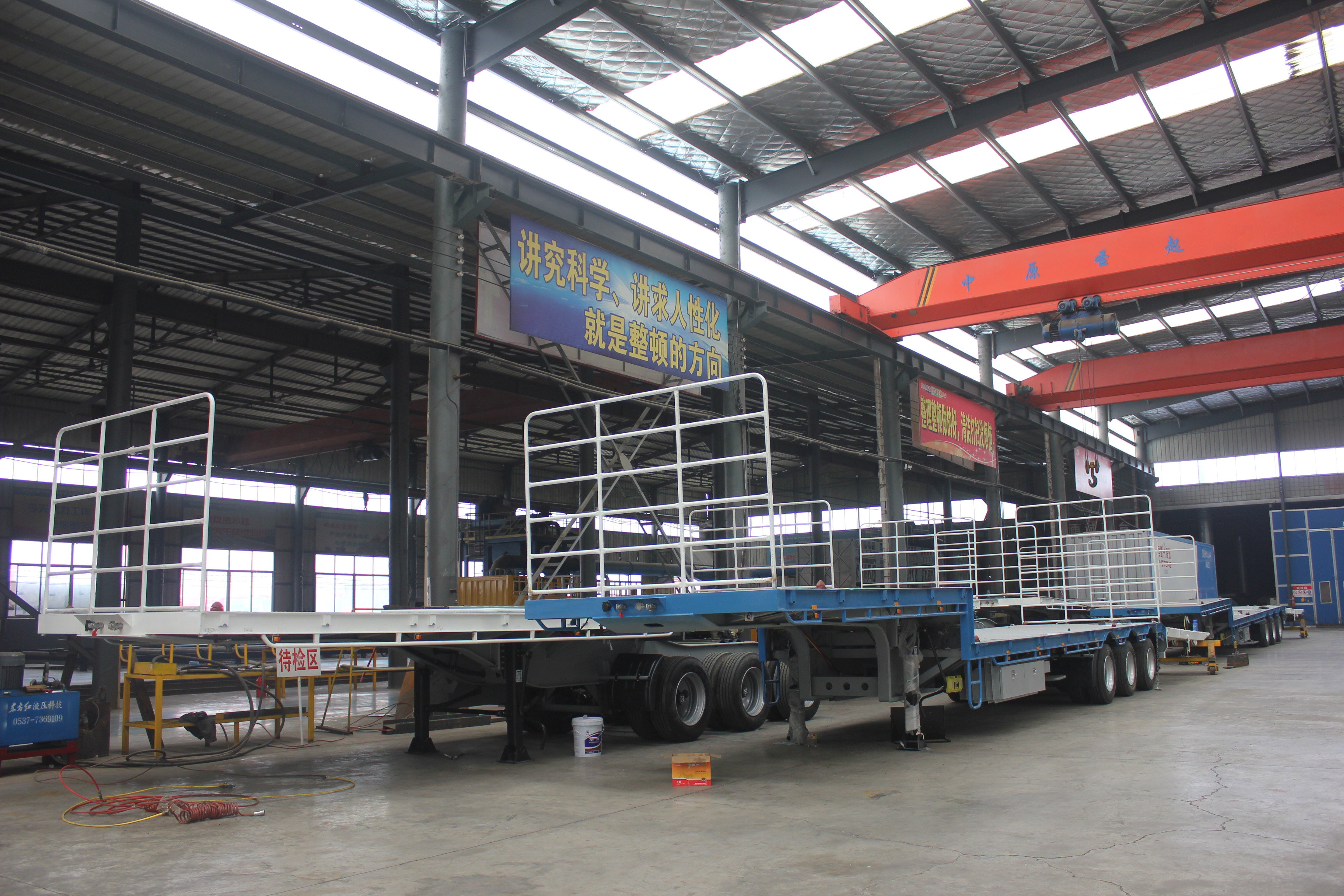 Standard 28T Landing Gear Inter Link Flatbed Semi Trailer with 80-120 Tons Rated Load