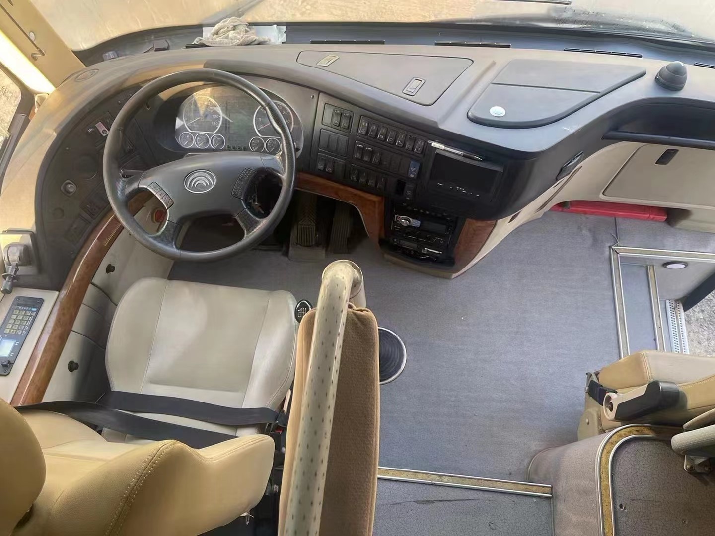 Old Coach Bus 55seats Young Tong Bus ZK6122 Yuchai Engine 243kw 2014-2016 4buses In Stock