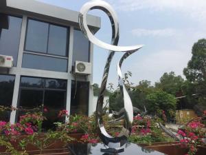 China Artificial Style Stainless Steel Sculpture Outside Garden Statues For Art Decoration factory