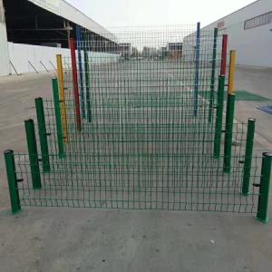 China Curvy 3D Triangle Galvanized Welded Wire Mesh Fence PVC Coated factory