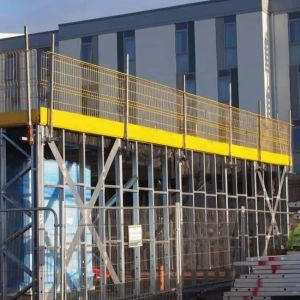 China Sloped Surface Edge Protection Barrier With Adjustable Leg Extensions factory