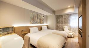 China Fiji bueget hotel interior design furniture for sale by wood headboard bed with TV cabinet and dining chair factory