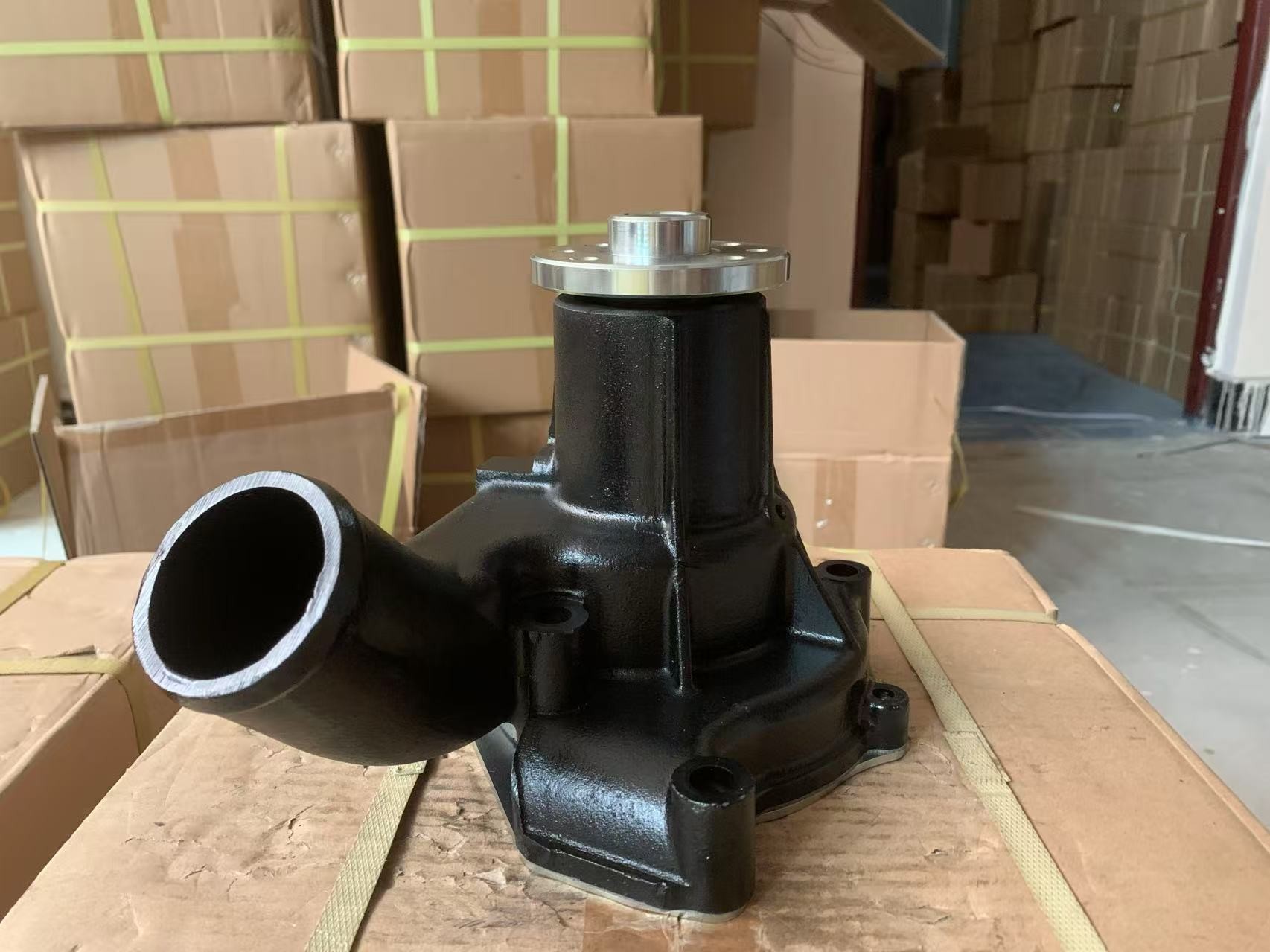 6BD1 Water Pump 4 Holes 1-13610-819-0 For Isuzu Engine Hitachi Excavator EX200-1 EX200-5 EX200LC-5